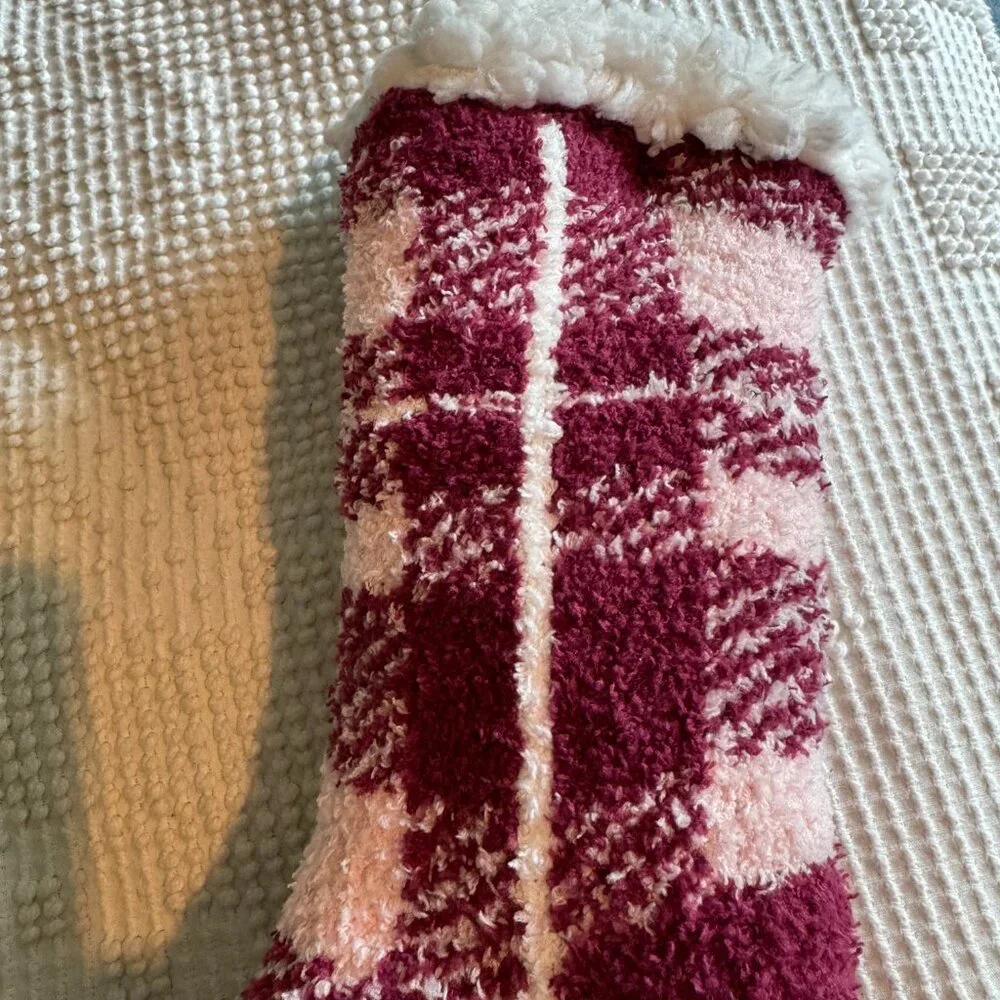 NWT Cuddl Duds Comfort Code Burgundy/Pink/White Sherpa Lined Lounge Socks 4-10
